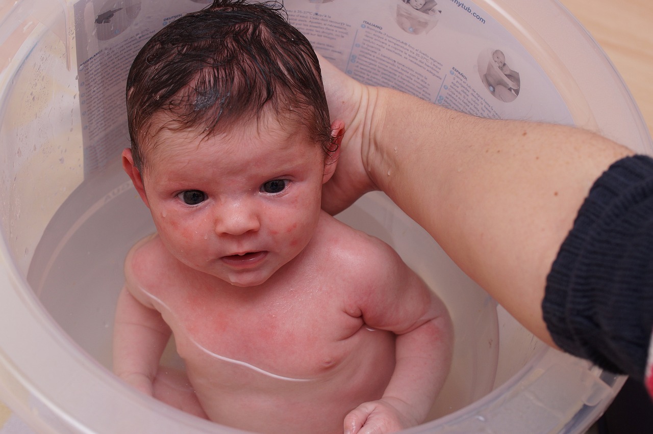 Jak znaleźć najlepszą temperaturę do kąpieli niemowląt
